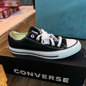 Converse womens 7 mens 5, black low top sneakers